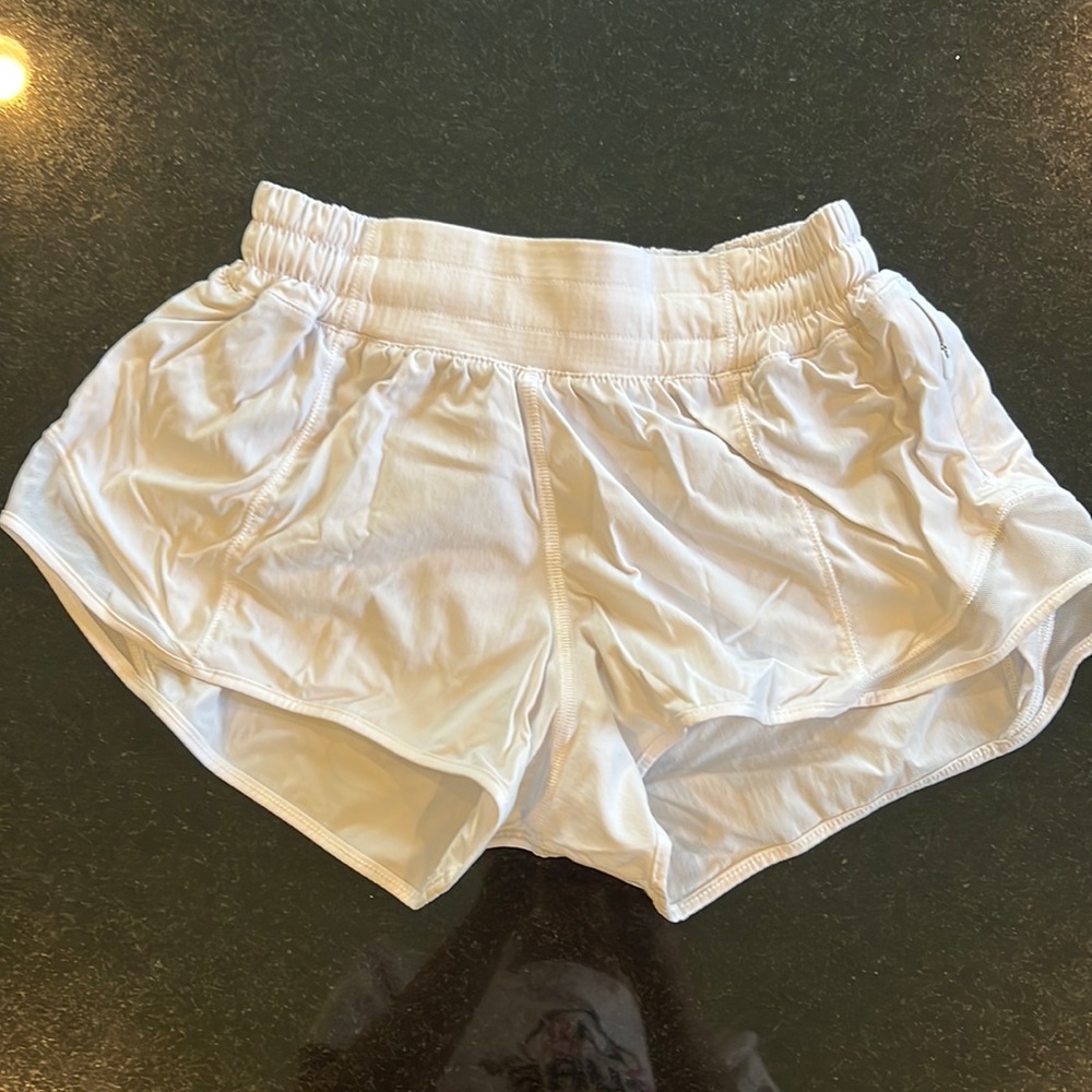 Lululemon white hottie hots, 2.5 inch (size 0)